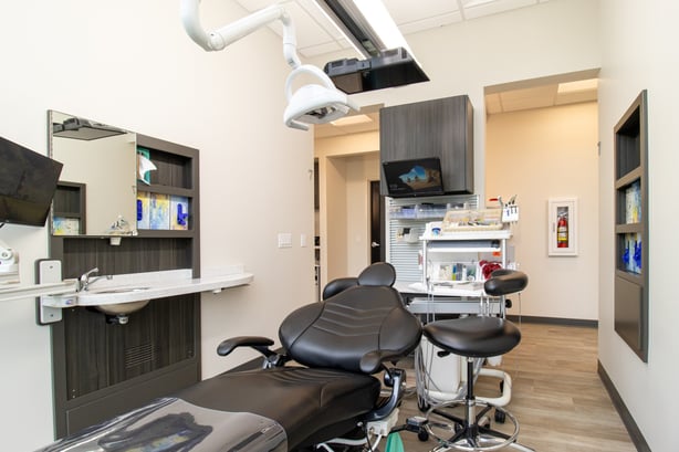 Dental treatment room with sink