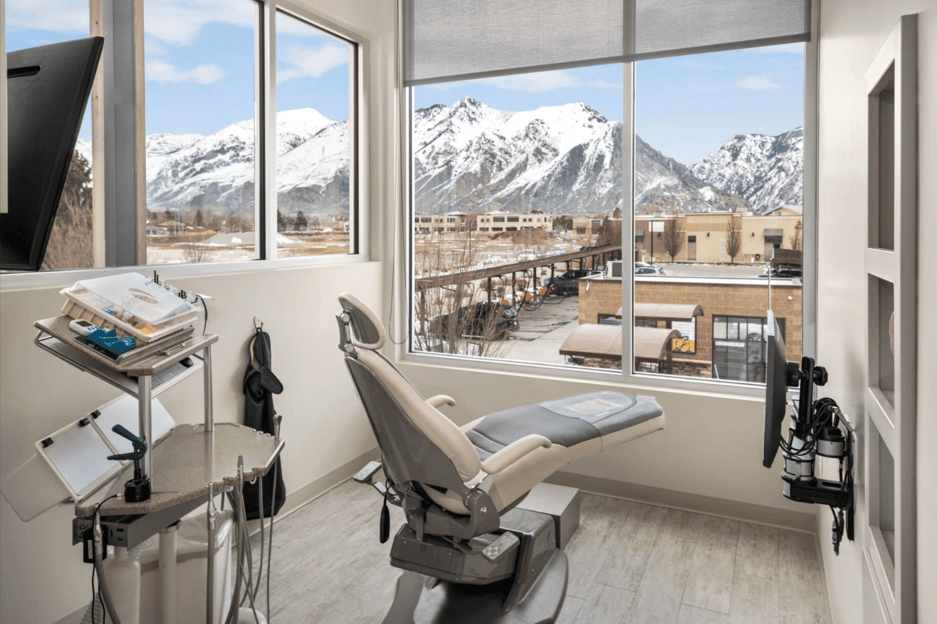 Dental treatment room with no side cabinets